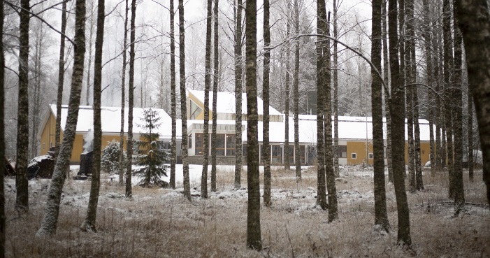 Kivilahden päärakennus talvella pieni